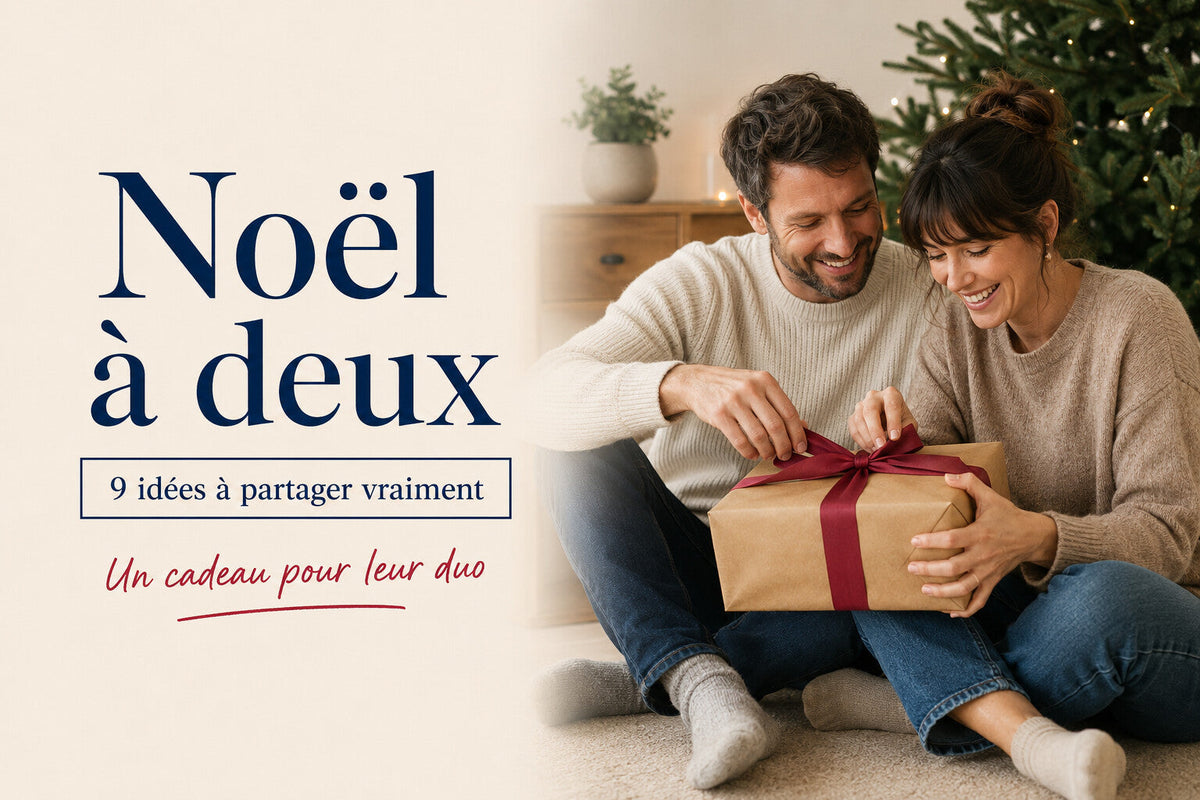 Paar öffnet gemeinsam ein Weihnachtsgeschenk unter dem Tannenbaum