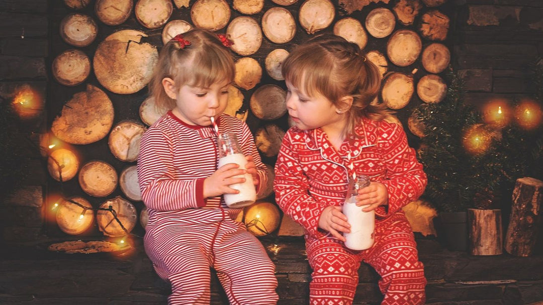 deux filles qui portent des pyjamas motif noel