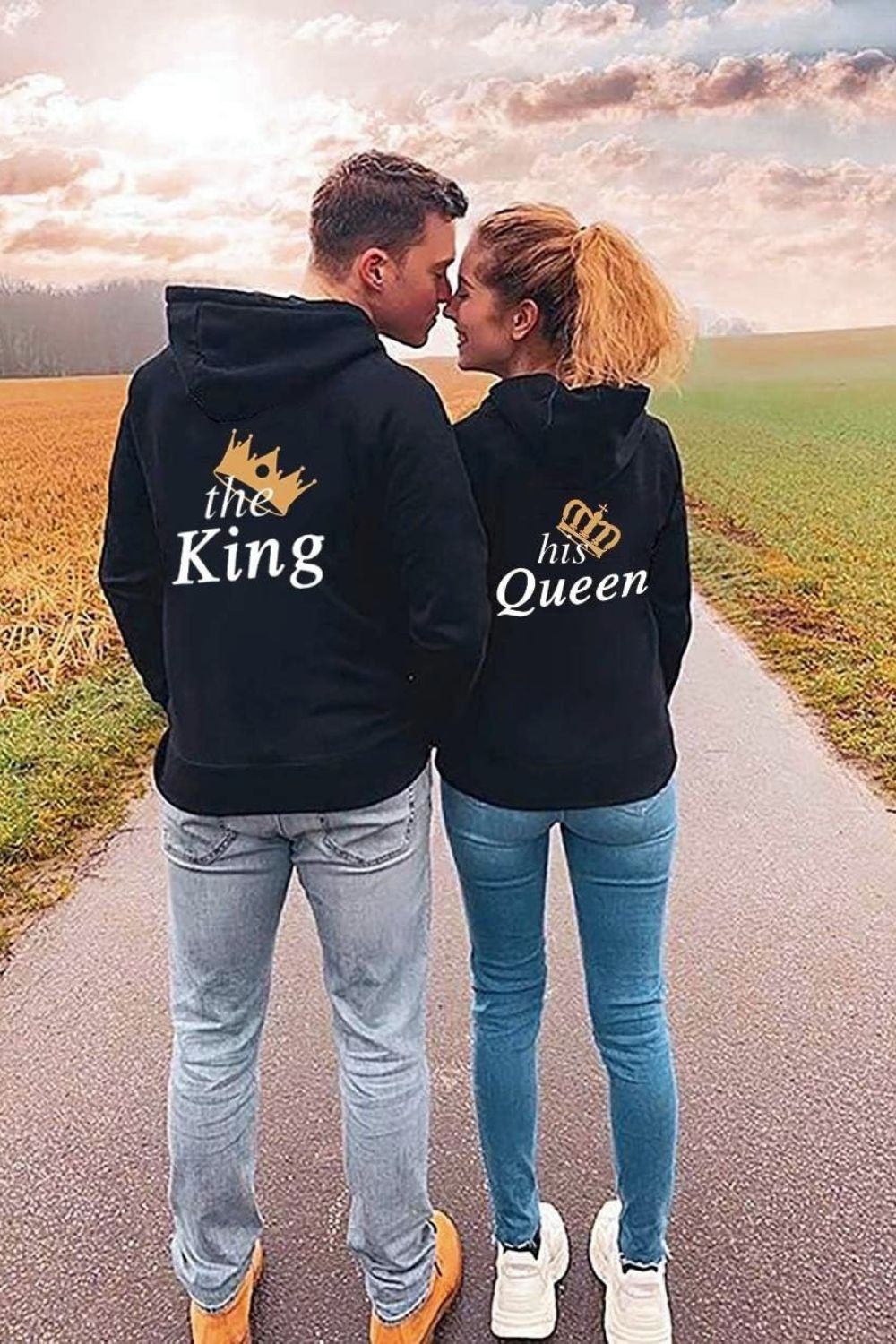 Couple qui porte des pull a capuche assorti avec un motif king queen