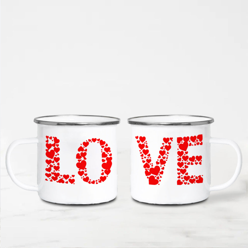 deux mugs avec un motif love