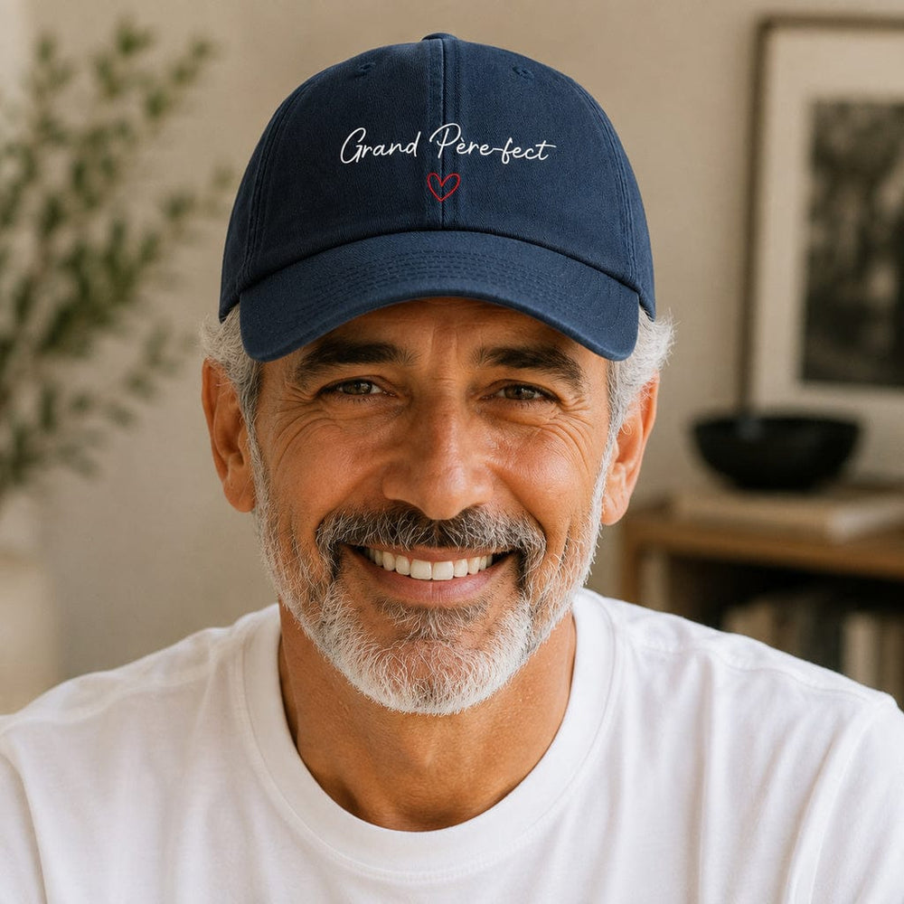 Casquette Grand Père-fect marine portée par un papy