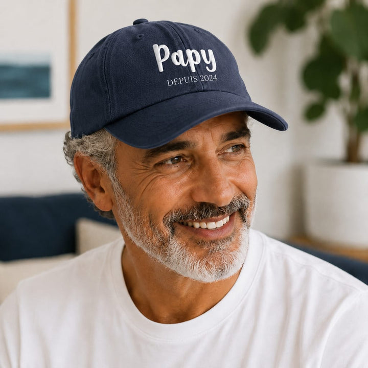 Casquette Papy depuis marine portée par un papy