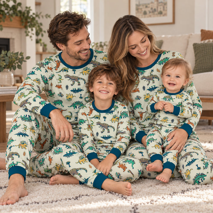 Pyjama parents bébé dinosaure assorti porté par toute la famille
