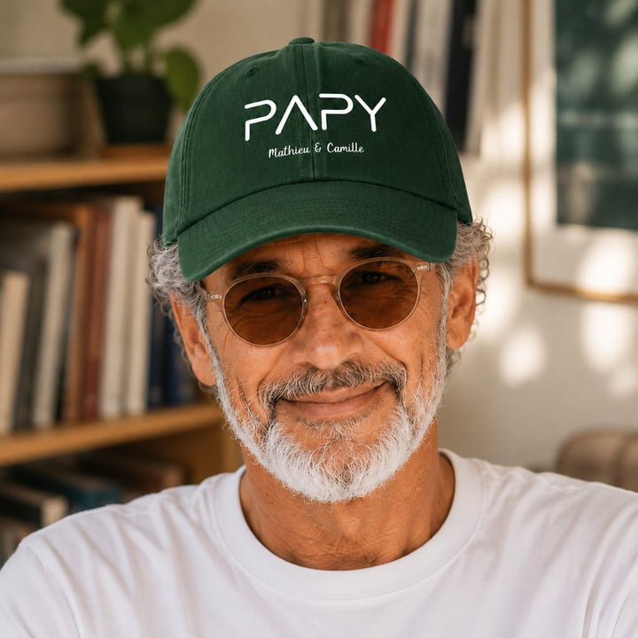 Casquette Papy Mathieu et Camille vert forêt portée par un papy