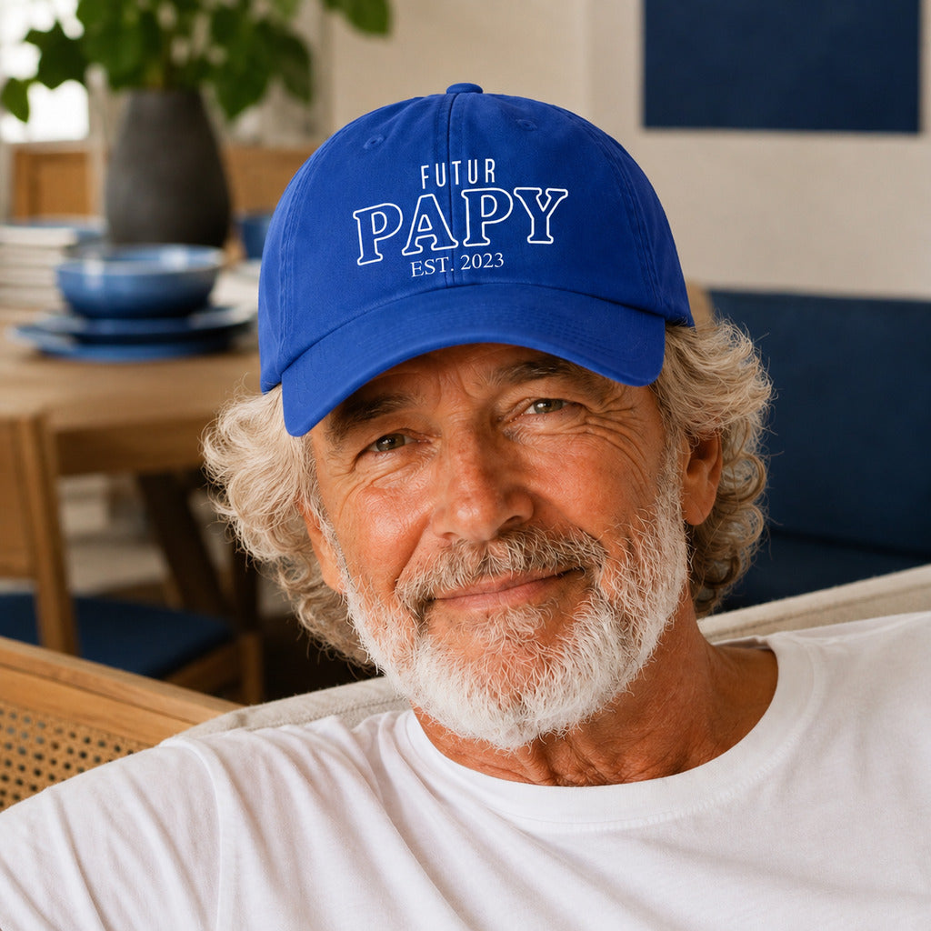 Casquette Futur papy bleu royal portée par un papy