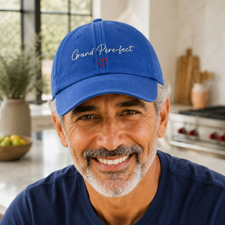 Casquette Grand Père-fect bleu royal portée par un papy