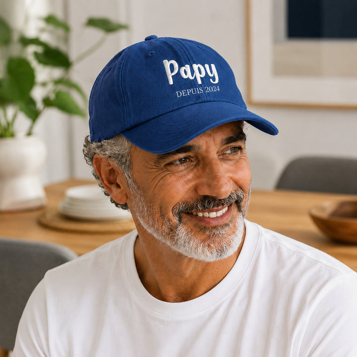 Casquette Papy depuis bleu royal portée par un papy