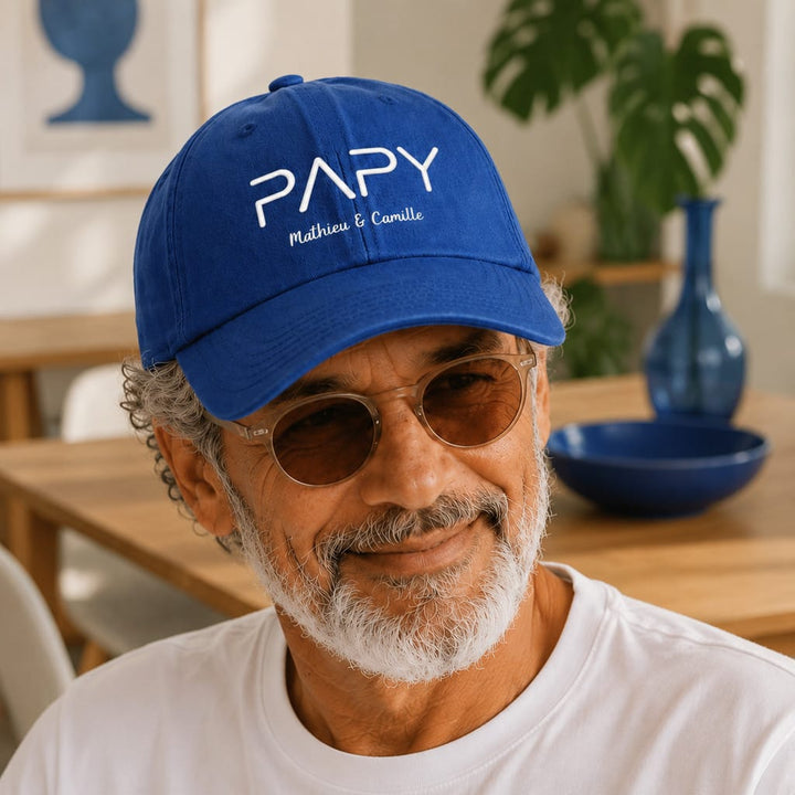 Casquette Papy Mathieu et Camille bleu royal portée par un papy