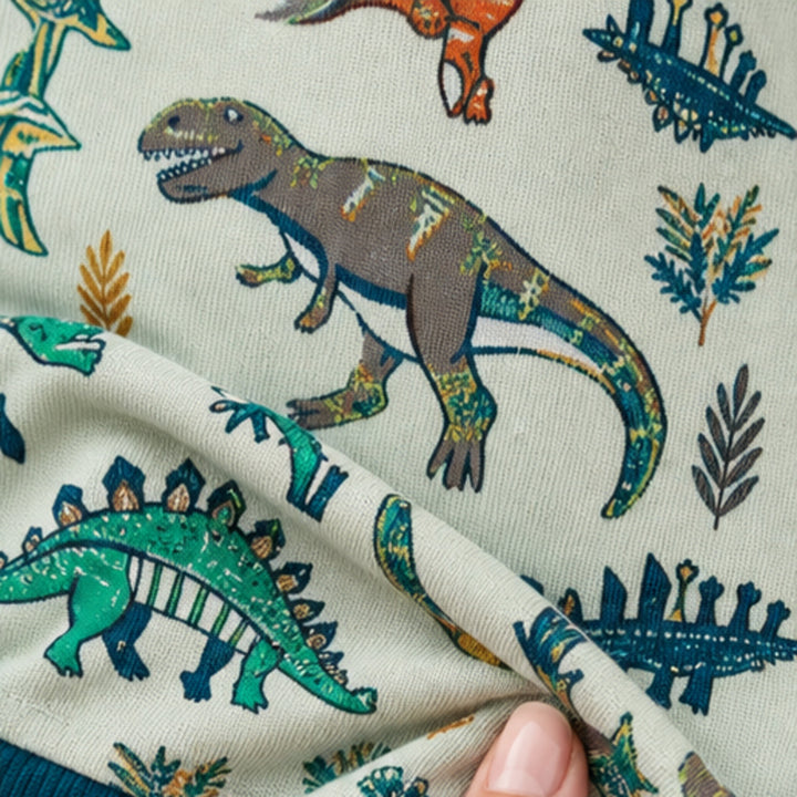Détail du motif dinosaure et de la matière du pyjama