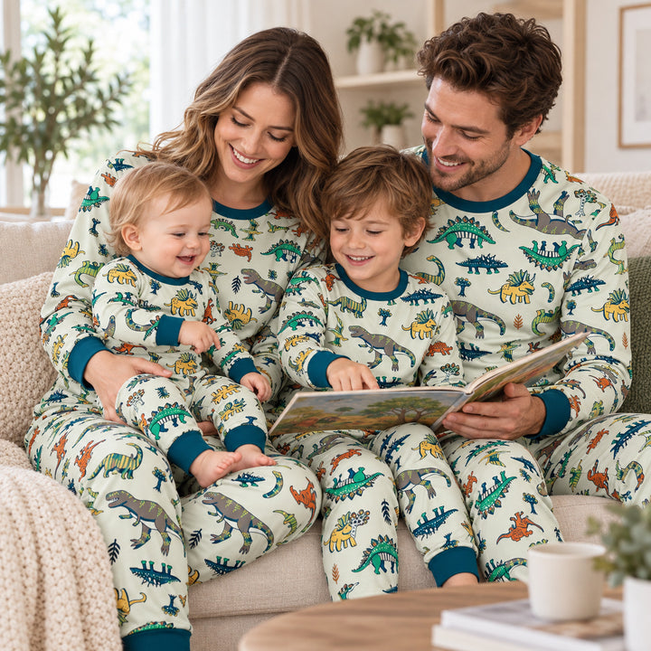 Famille en pyjama dinosaure assorti pendant un moment complice