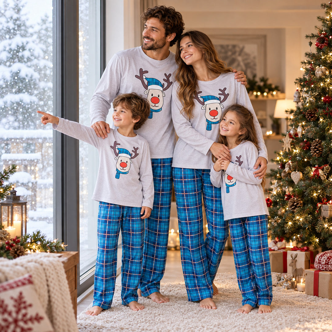 Pyjama Christmas Family - famille devant la neige