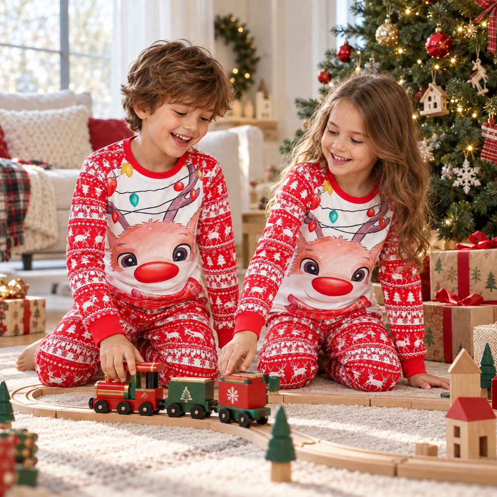 Pyjama De Noel Enfant - enfants jouant près du sapin