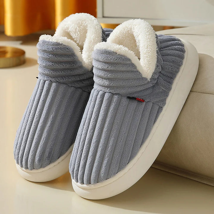 Paire de chaussons gris côtelés avec doublure claire
