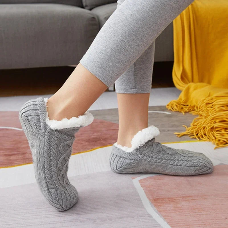 Getragene graue Thermosocken in der Seitenansicht.