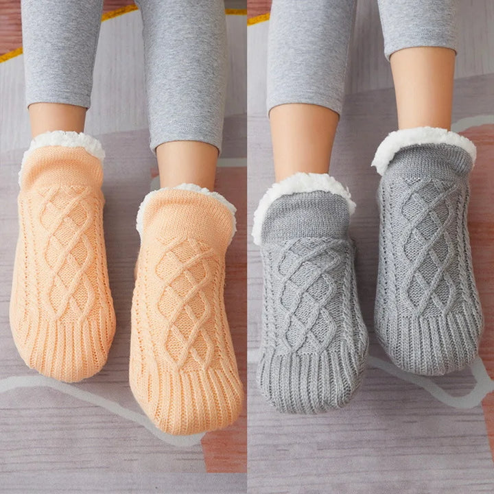 Zwei Paar Thermosocken in Apricot und Grau, nebeneinander getragen.