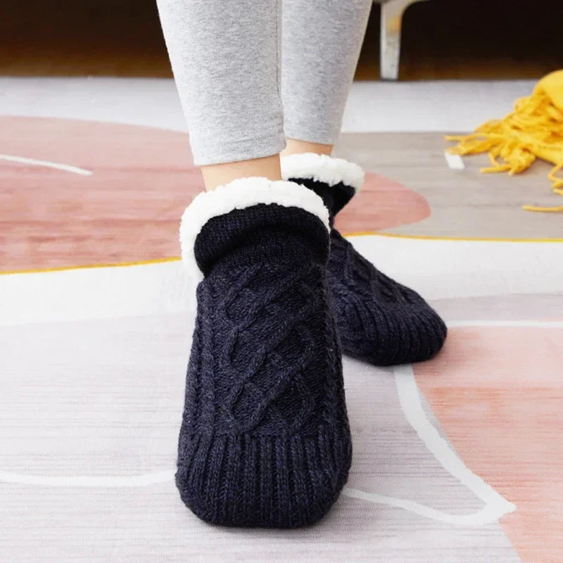 Getragenes Paar schwarzer Thermosocken mit weißem Futter.
