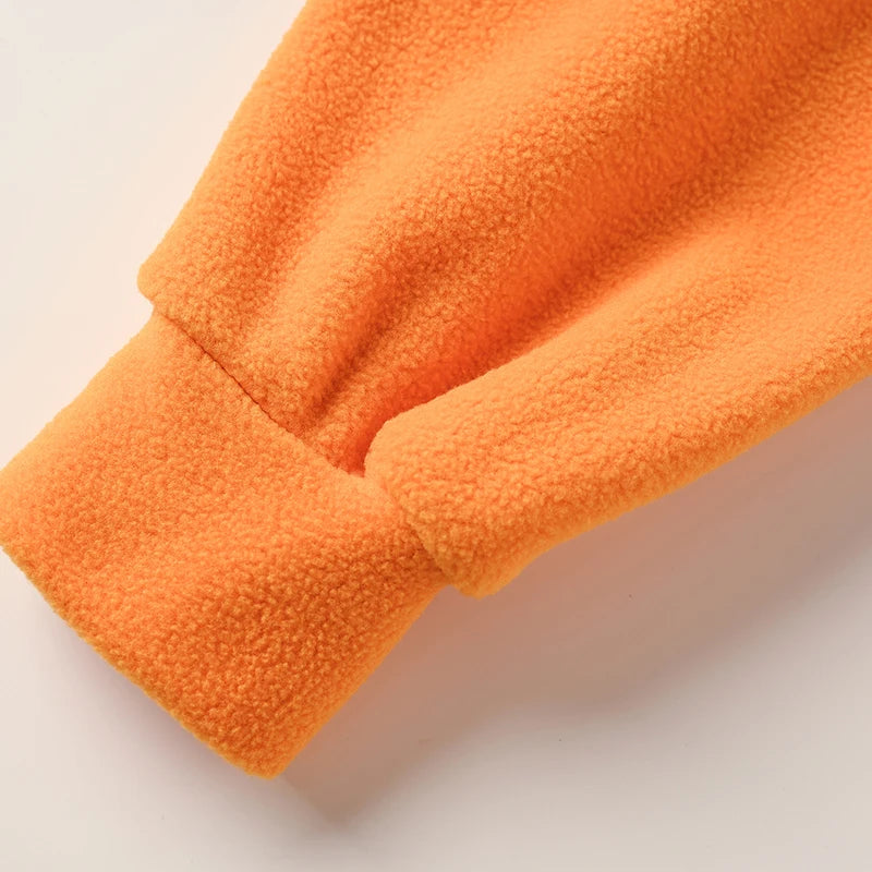Gros plan de la manche et du poignet de la combinaison dragon orange