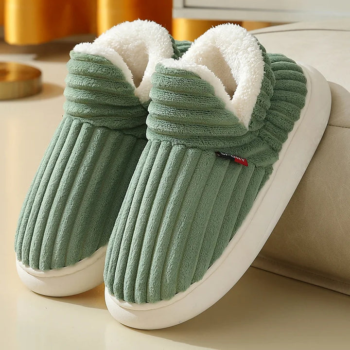Paire de chaussons verts côtelés avec doublure claire