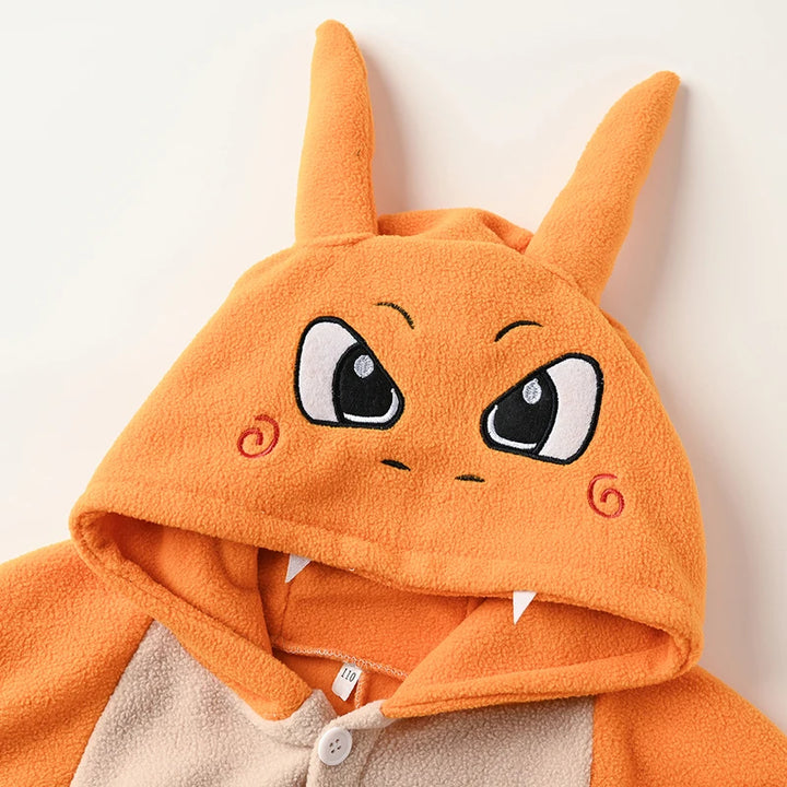 Gros plan de la capuche dragon orange, yeux brodés et petites dents