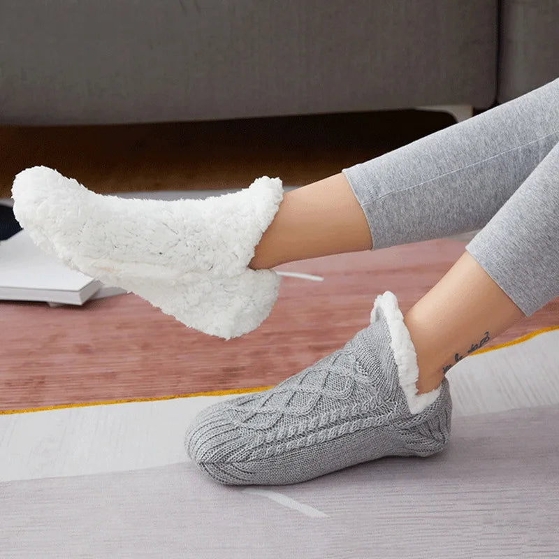 Graue Thermosocke und nach außen gewendetes weißes Innenfutter.