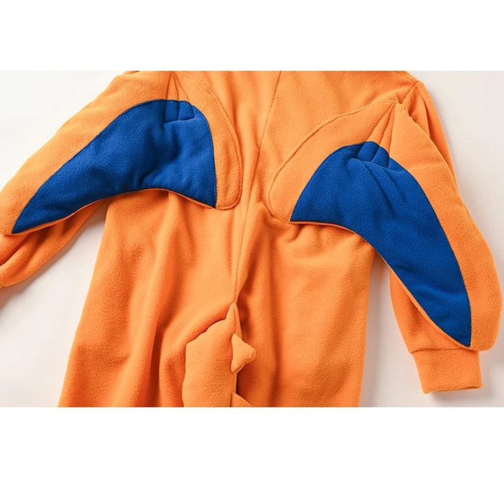 Gros plan des ailes bleues au dos de la combinaison dragon orange