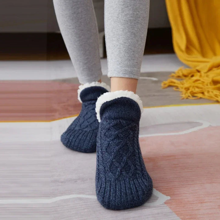 Getragenes Paar marineblauer Thermosocken.