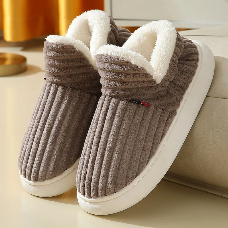 Paire de chaussons marron côtelés avec doublure claire