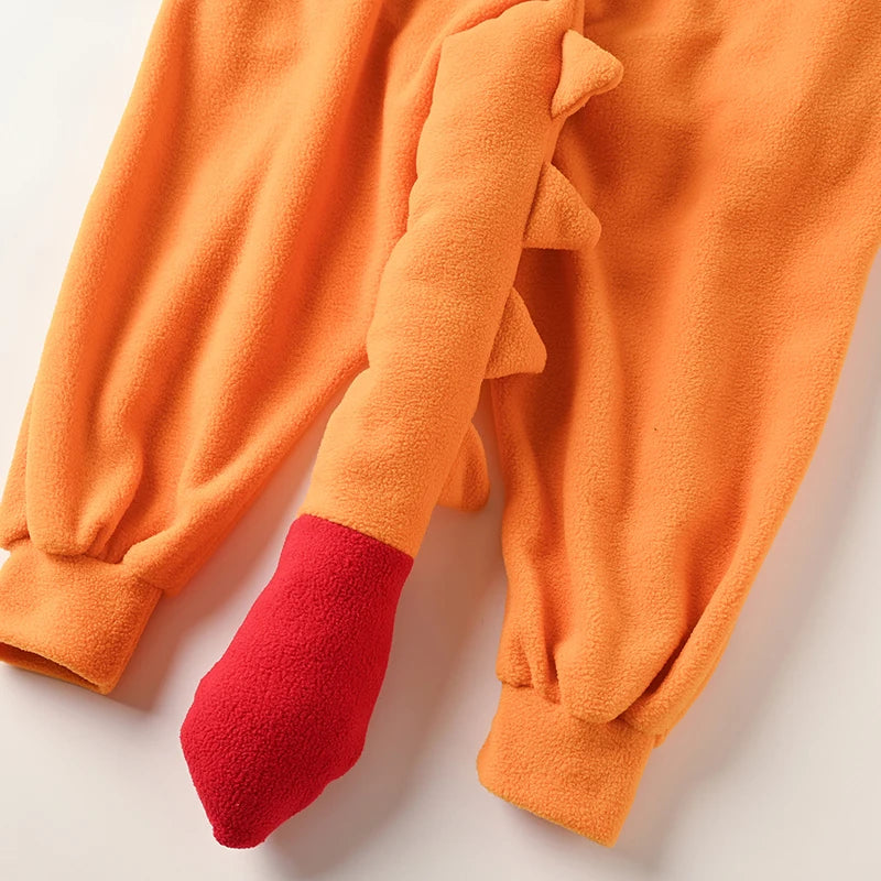 Gros plan de la queue orange à pointe rouge et du bas des jambes