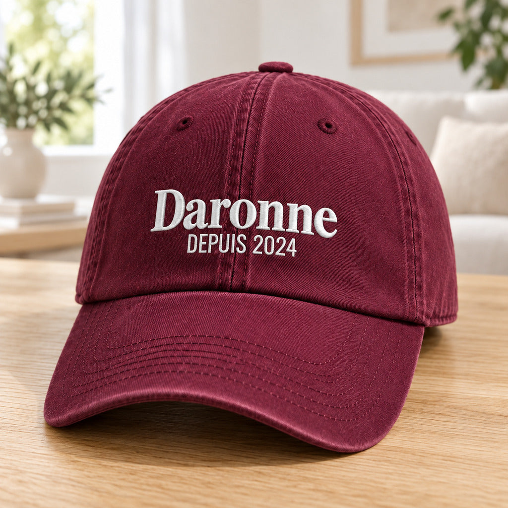 Casquette personnalisée Daronne rouge bordeaux non portée avec broderie