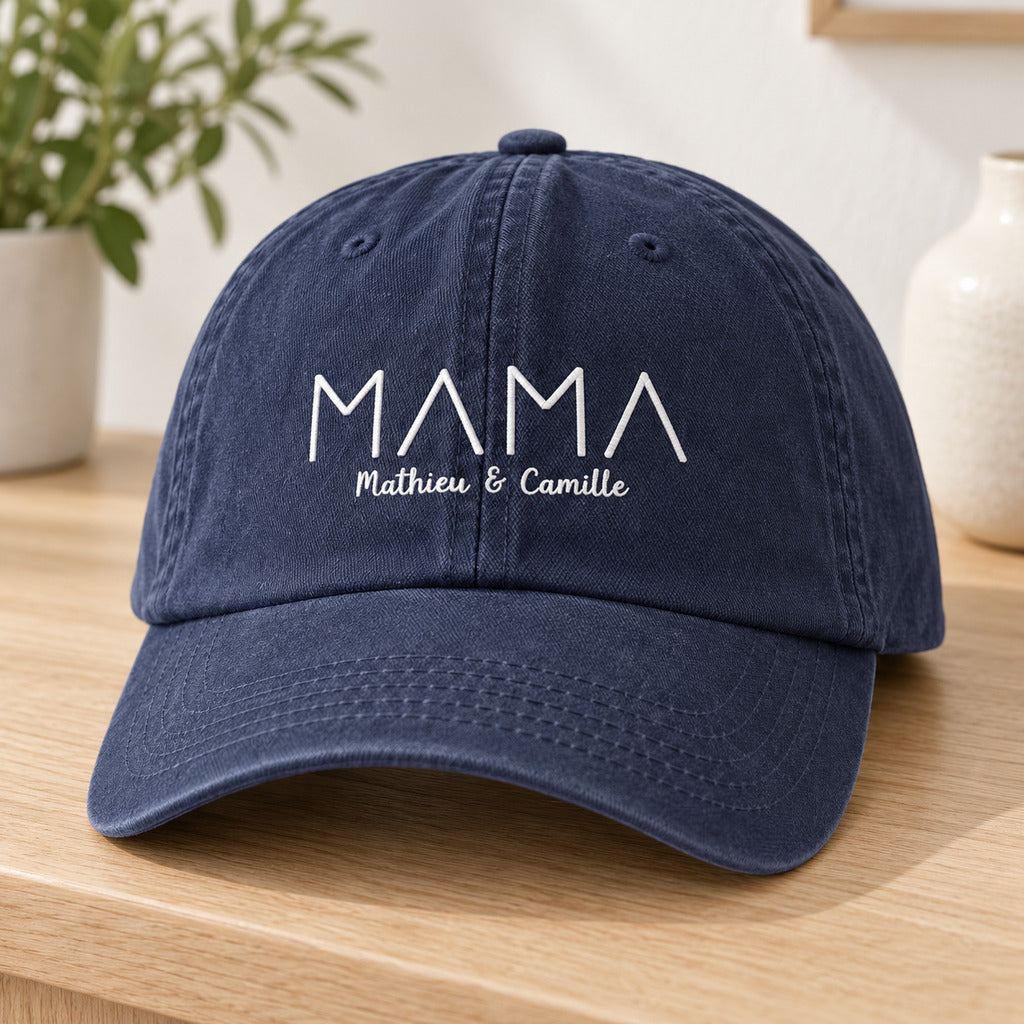 Casquette personnalisée MAMA Mathieu et Camille marine non portée avec broderie