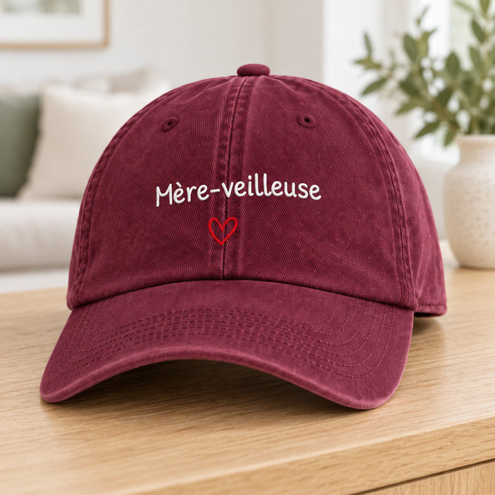 Casquette personnalisée Mère-veilleuse rouge bordeaux non portée avec broderie