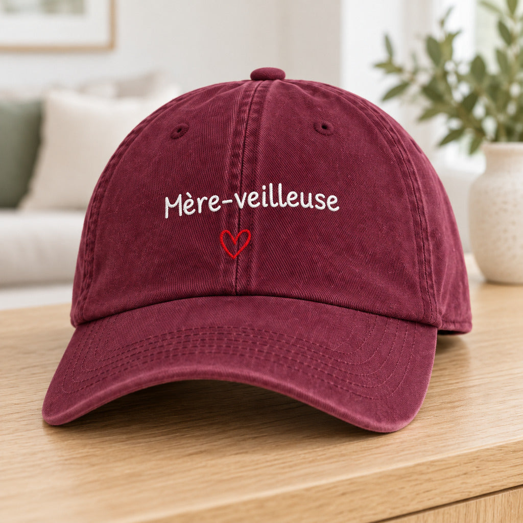 Casquette personnalisée Mère-veilleuse rouge bordeaux non portée avec broderie