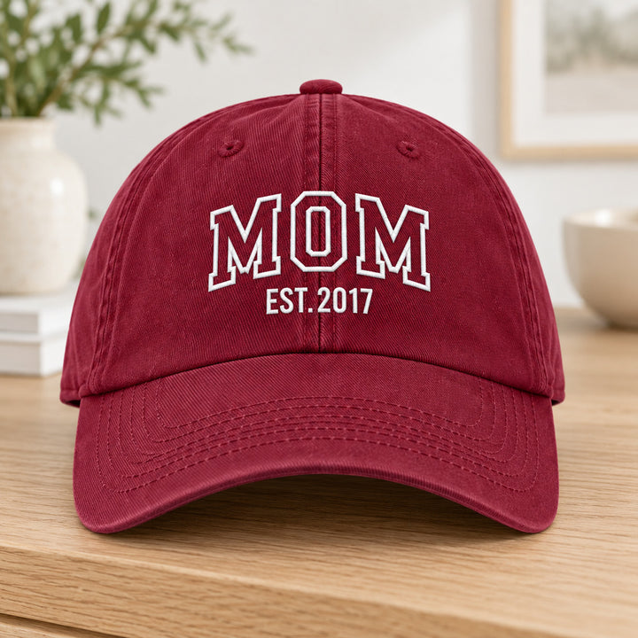Casquette personnalisée MOM rouge bordeaux non portée avec broderie