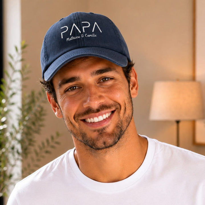 Mann trägt die bestickte Papa-Cap mit Kindernamen in Marineblau