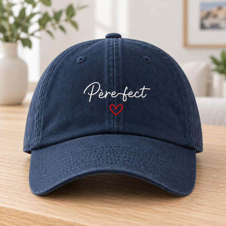 Casquette personnalisée Père-fect marine non portée avec broderie