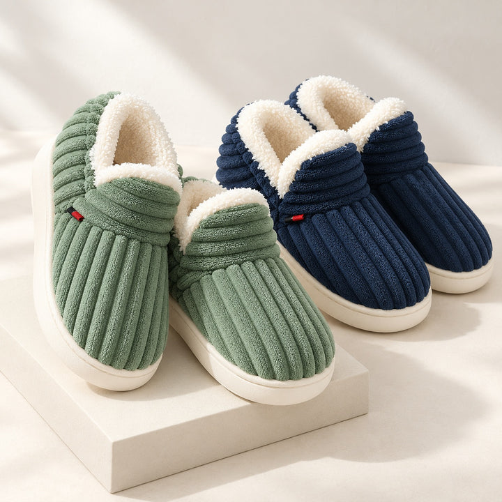 Deux paires de chaussons assortis verts et bleu marine présentées sur un socle clair