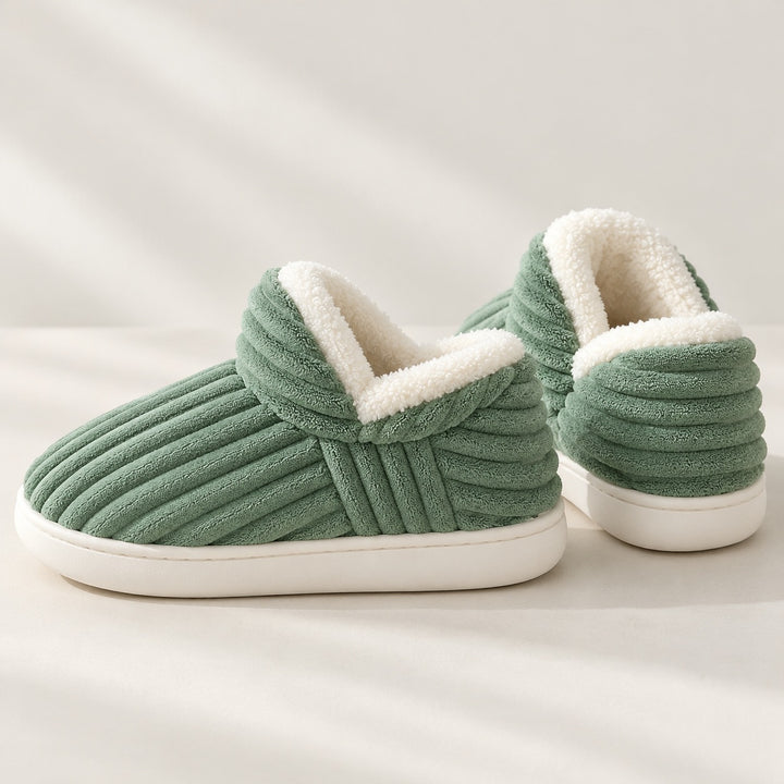 Paire de chaussons verts côtelés montrant le profil, l'arrière et le bord de la semelle