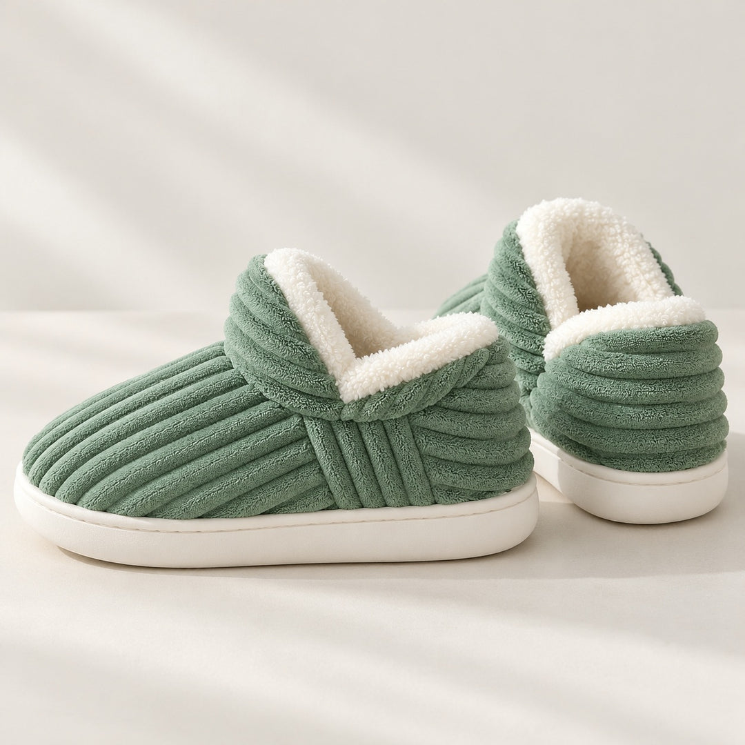 Paire de chaussons verts côtelés montrant le profil, l'arrière et le bord de la semelle