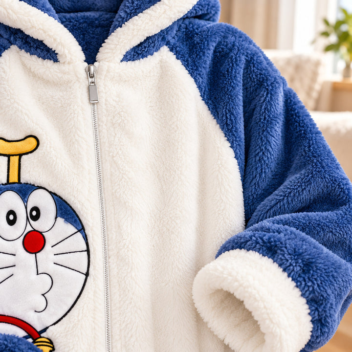 Gros plan sur le zip et la texture bleue et blanche de la combinaison pilou pilou couple