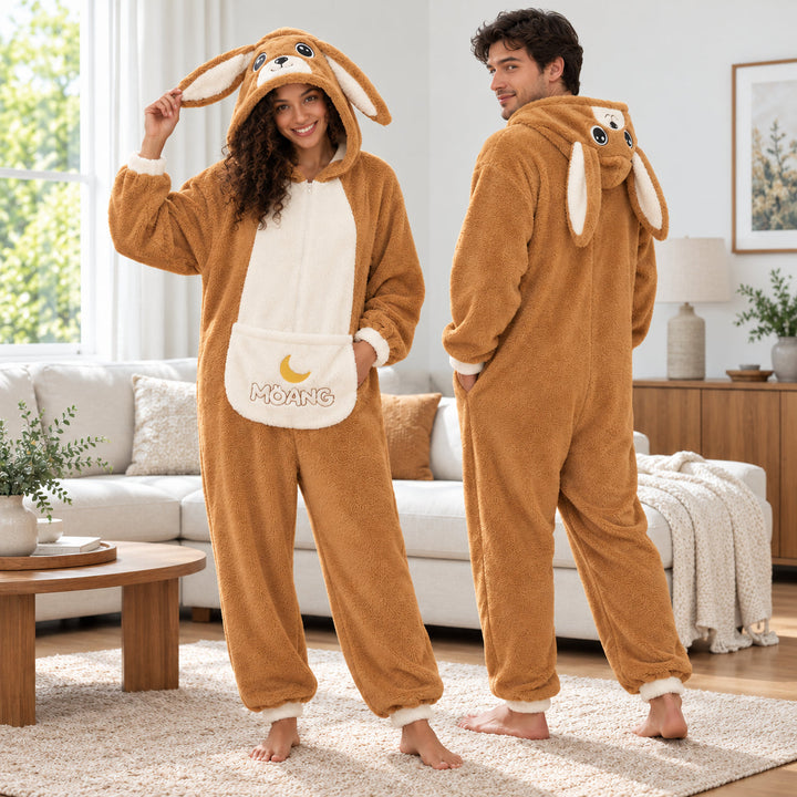 Duo pyjama homme femme caramel, femme de face et homme de dos en combinaison à oreilles