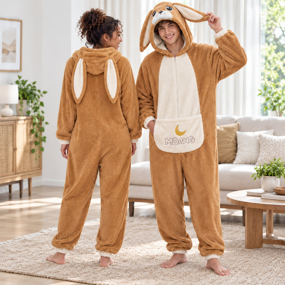 Couple en pyjama caramel, homme de face et femme de dos montrant les longues oreilles