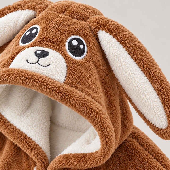 Gros plan de la capuche caramel, du visage animal et des longues oreilles crème