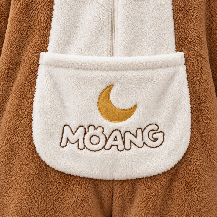 Gros plan de la poche crème avec croissant jaune et motif imprimé du pyjama caramel