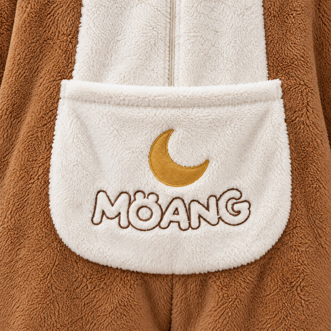 Gros plan de la poche crème avec croissant jaune et motif imprimé du pyjama caramel