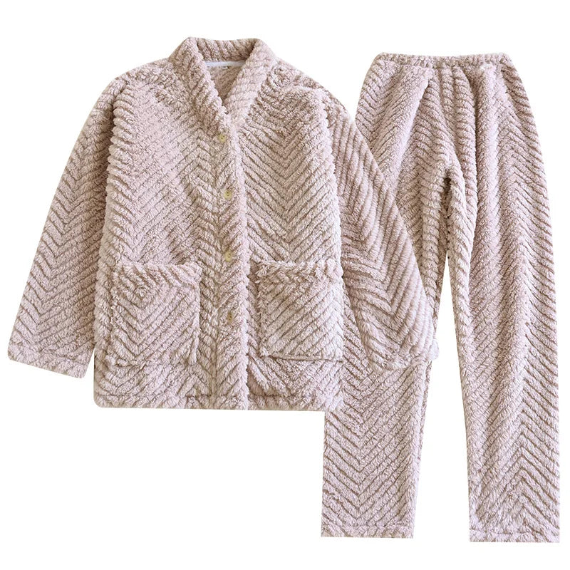 Pyjama violet à chevrons avec haut boutonné à col châle, deux poches et pantalon long à taille élastique.