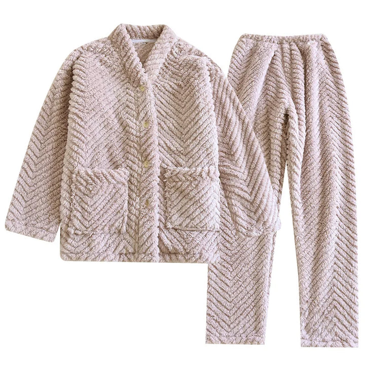 Pyjama violet à chevrons avec haut boutonné à col châle, deux poches et pantalon long à taille élastique.