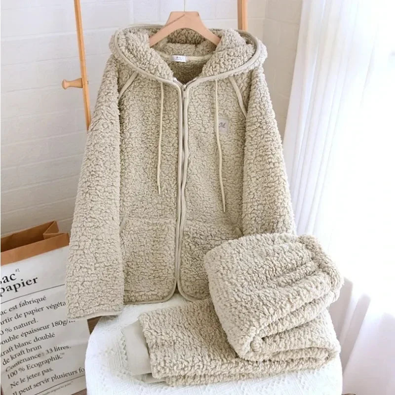 Pyjama-Set in Graubeige mit Kapuzenjacke am Bügel und gefalteter passender Hose.