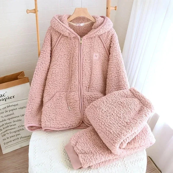 Pyjama-Set in Altrosa mit Kapuzenjacke am Bügel und gefalteter passender Hose.
