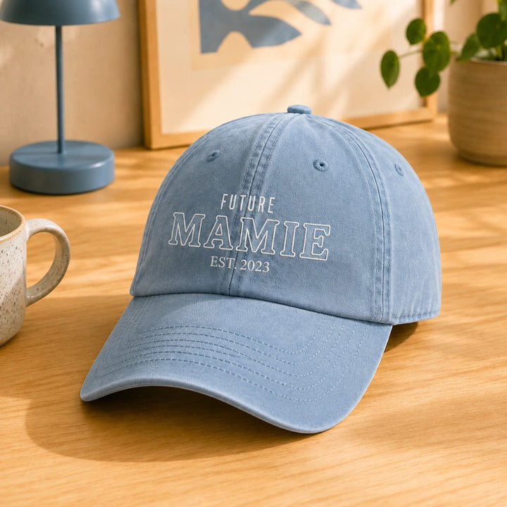 Casquette Future Mamie bleu pastel – détail broderie