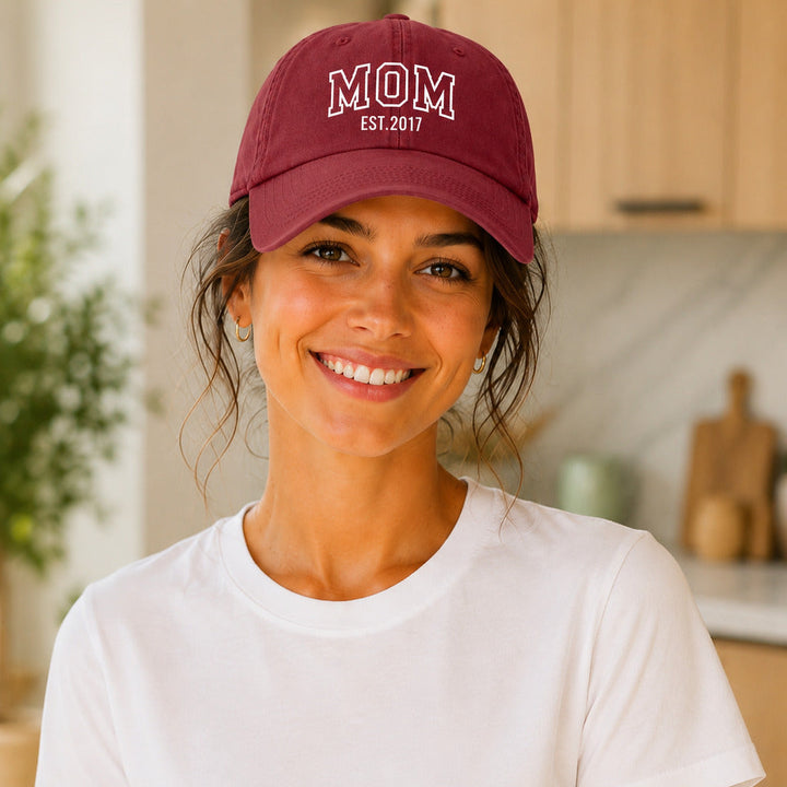Casquette MOM portée rouge